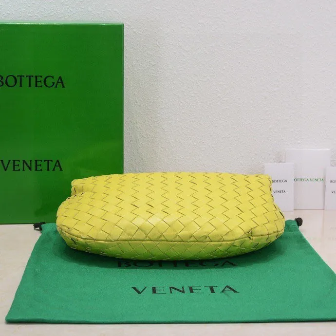 Batch 1460 BV Bottega Veneta 2022 Early Spring New Ladies Medium JODIE Handbag BV Bag 🔥The new method is to round the corners on the original basis and knot the round hobo bag with classic woven leather. The most iconic triangular pull-out design, using sheepskin draped soft shape, is super suitable for concave shapes~ Jodie feels really gentle to people, and is definitely the best item for daily matching. It has the same weave, new elements and twists, and is versatile. It is the new favorite of street style Internet celebrities! Size: 36*21*13 Model: 6697